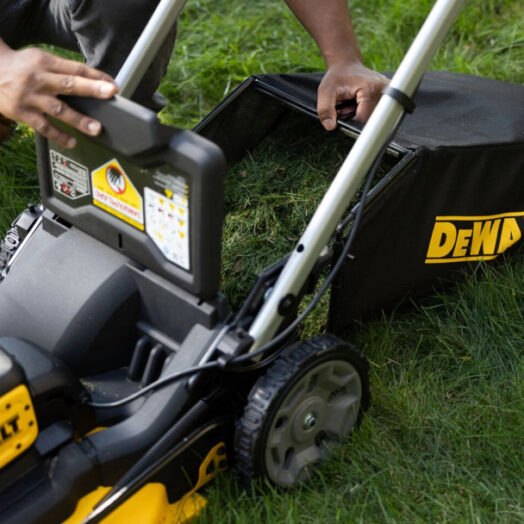 Комплект акумулаторна косачка 2 броя батерии и зарядно DeWALT DCMWP134W2 36 V - Image 6