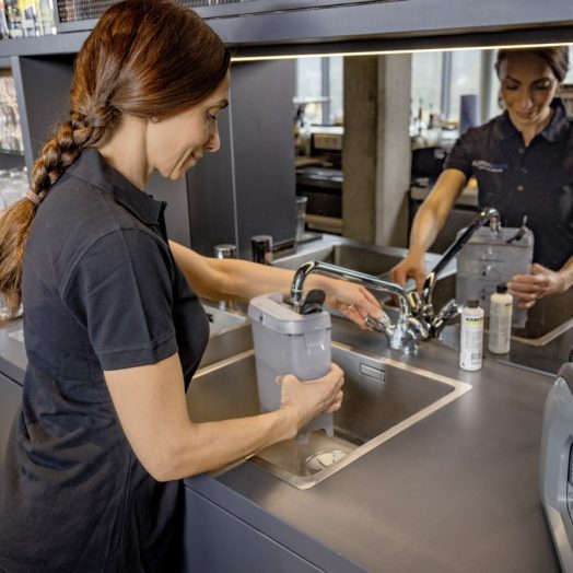Акумулаторна компактна машина за пране на килими и тапицерии Karcher Puzzi 2/1 Bp - Image 15